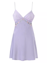 Lila Minikleid mit V-Ausschnitt